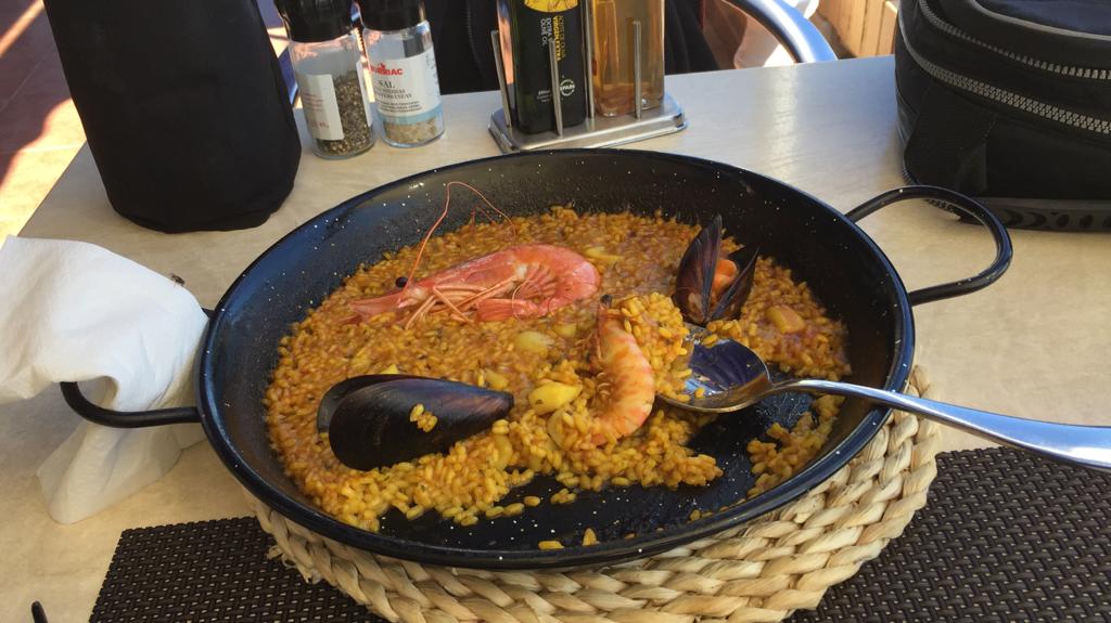 Paella an der Strandbar